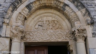 Décoration de l'entrée de Notre-Dame de Beauvert - Sainte-Jalle